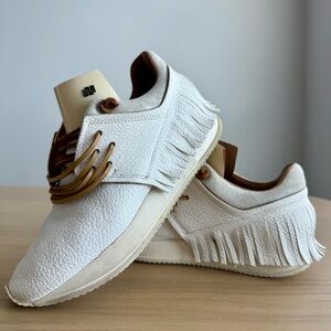 ESSEUTESSE Stylish White Fringe Women's Sneakers Size 6